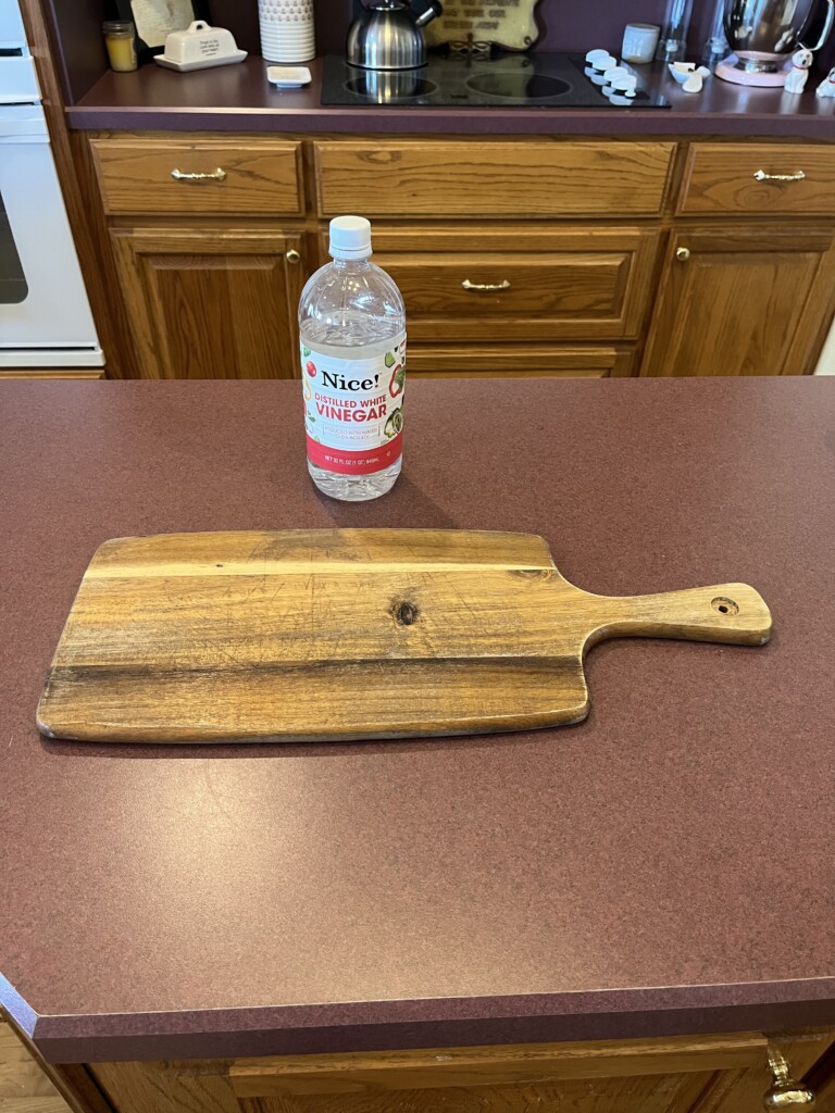 cleaning a cutting board with vinegar